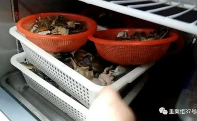 卧底网红餐厅“胖哥俩肉蟹煲”：大量使用过期食材，隔夜死蟹充当活蟹卖