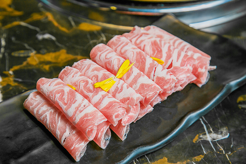 火锅店传菜员上菜时肉被风吹走！网友：真正的“雪花肉”