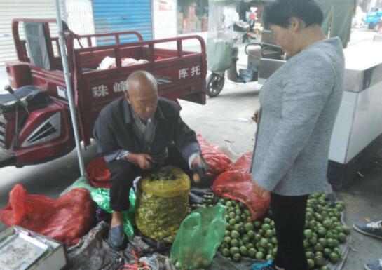 适合老人家做的小生意:蔬菜摊,烤地瓜,回收废品