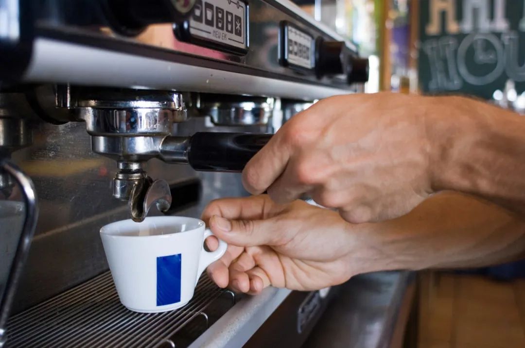 在星巴克、瑞幸、Manner打工：不像咖啡师，更像机器人