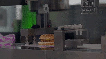 90后用机器人炒菜周入10万，炒菜机器人真的有可能替代厨师吗？