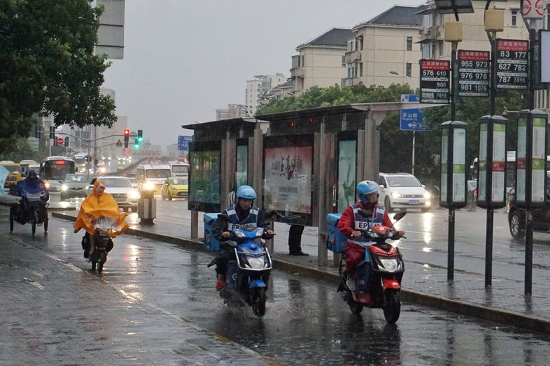疫情下的上海餐饮业： 堂食“停摆” ，骑手零点冒雨送单