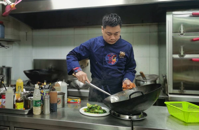 广州一餐馆张贴“免费吃饭”告示，老板：曾受助于人，现回馈社会