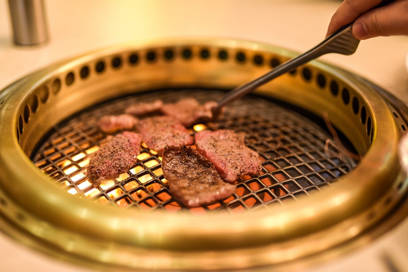 武汉餐饮创业者积极自救：发传单笼络大学生，配送烤肉、火锅