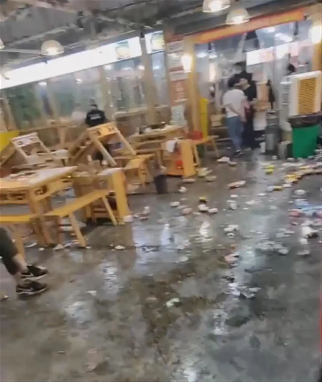 重庆一火锅店被砸，店家：他们喝出虫，要求1人赔1000元