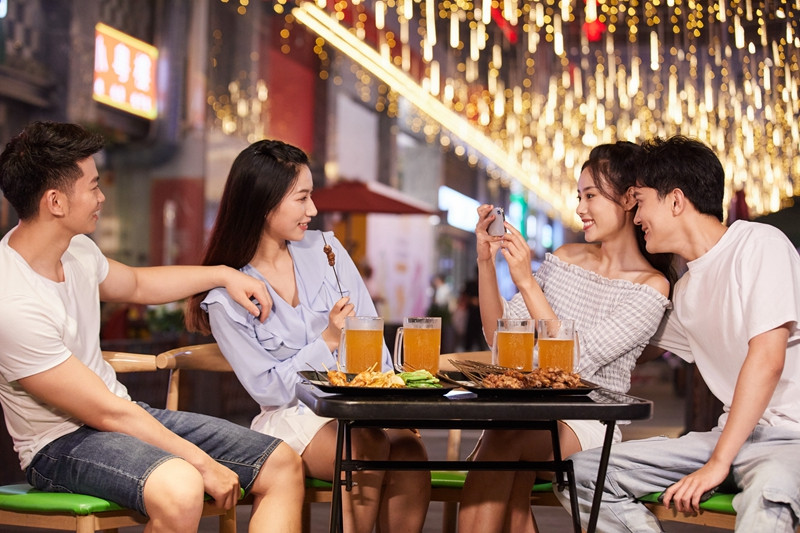 郑州餐饮“夜”态：烧烤、啤酒、小龙虾，满是人间烟火气