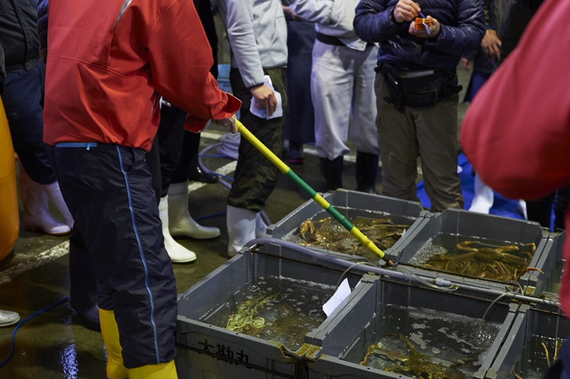 游客称买7.4斤螃蟹少了2.8斤，大连市监局介入调查