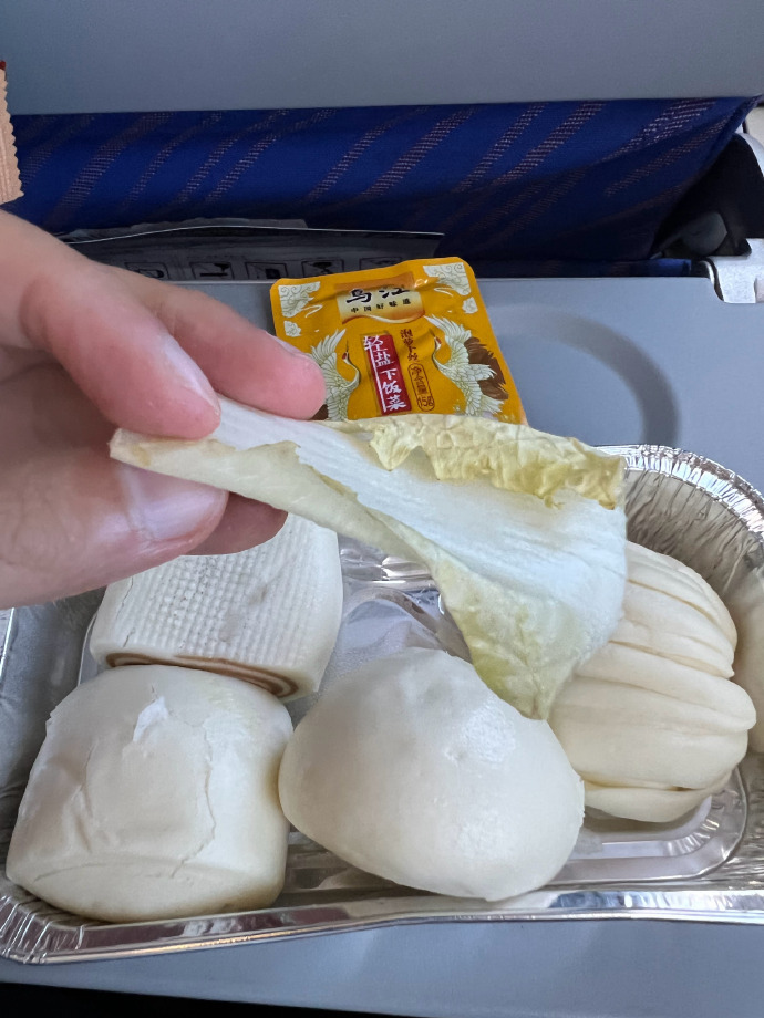 南航回应“飞机餐4个馒头1片白菜”：属于一些航线的“中式点心”，白菜是防止馒头烤糊