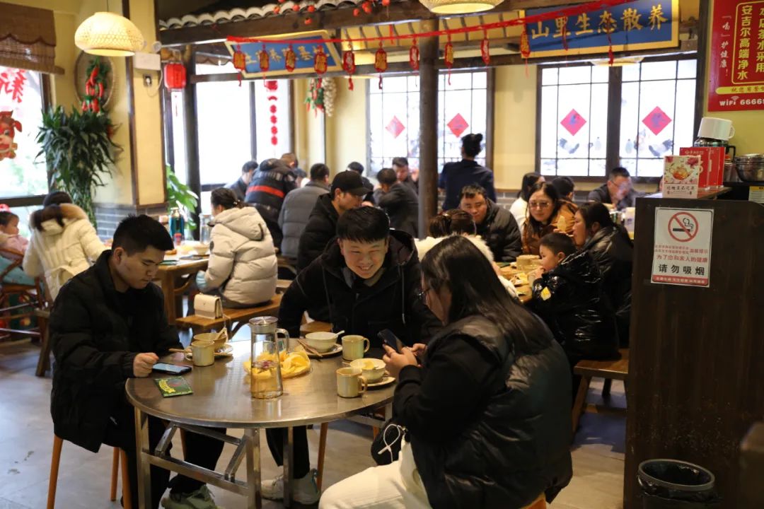 人气爆棚的餐饮业为消费复苏“添柴”