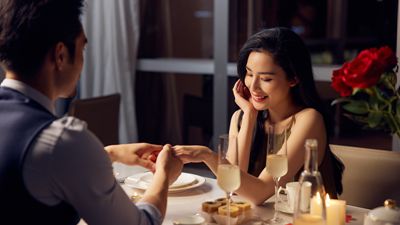 “浪漫经济”助力消费提振 餐饮门店一座难求