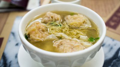 广州一知名餐饮店用过期食材，执法人员突击检