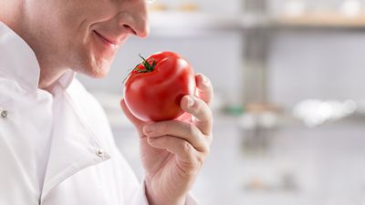 西红柿只能买三个 英国遭遇“果蔬荒”