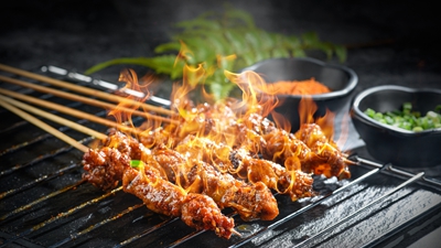 “让外地人先吃”，一把烤串带火一座城