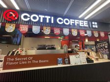 流血陪跑的加盟商叫苦不迭，陆正耀缠斗瑞幸的