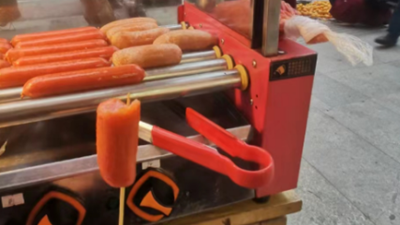 路边3元烤肠究竟有多少肉？能放心吃吗？记者调