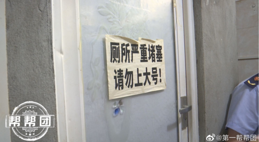  又一知名餐饮店被曝光：豆浆捞出黑虫后再卖，凉皮粘毛