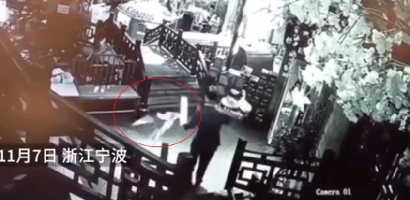 火锅店传菜员上菜时肉竟被风吹走!网友:真正的“雪花肉”