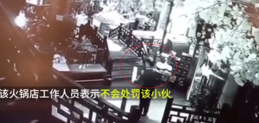 火锅店传菜员上菜时肉竟被风吹走!网友:真正的“雪花肉”