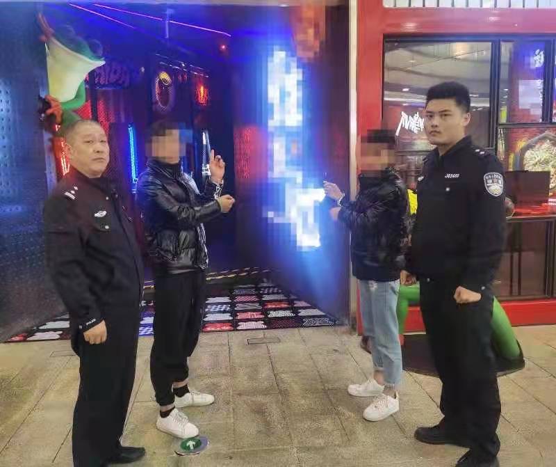 常德两男子吃霸王餐,还放蟑螂敲诈!民警:拘