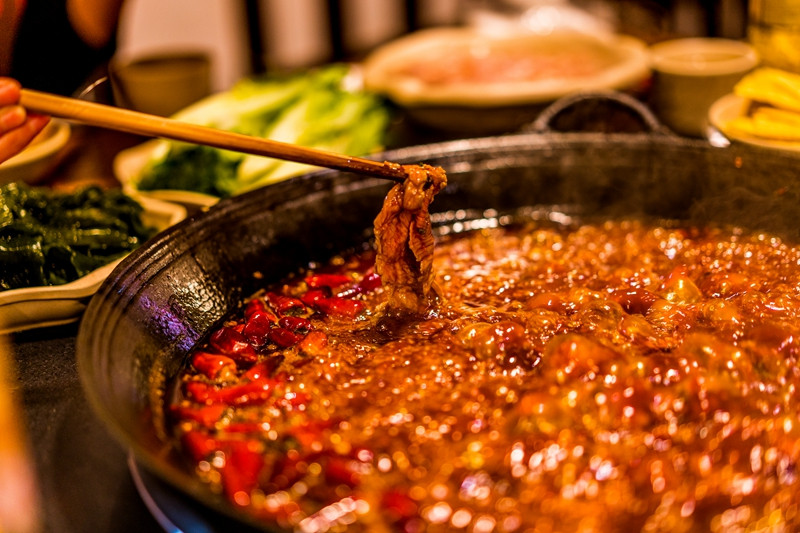 员工举报火锅店疑将剩菜回收上桌,市场监管部门介入调查