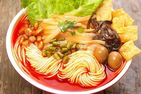 一个人能开螺蛳粉店吗:能(了解开螺蛳粉店的注意事项)