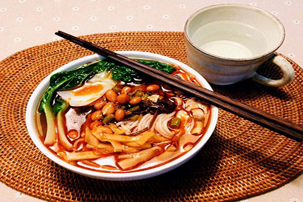 一个人能开螺蛳粉店吗:能(了解开螺蛳粉店的注意事项)