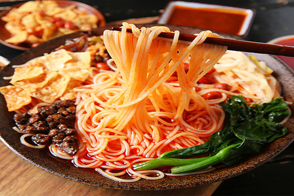 一个人能开螺蛳粉店吗:能(了解开螺蛳粉店的注意事项)