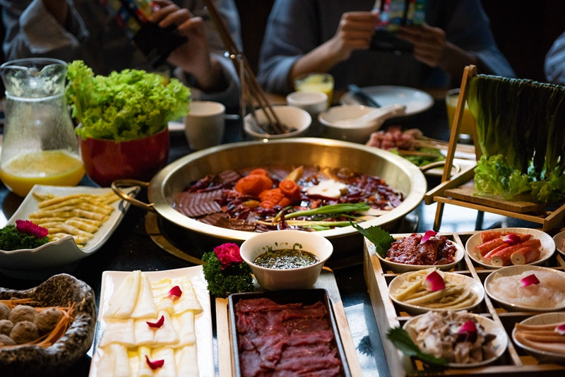 火锅里吃出刀片?两男子动“歪脑筋”敲诈被行拘