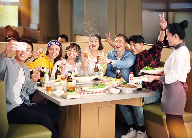 服务员出身,如今接管千亿餐饮帝国!海底捞杨利娟到底有多牛?