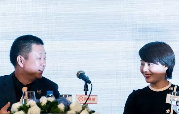 服务员出身,如今接管千亿餐饮帝国!海底捞杨利娟到底有多牛?