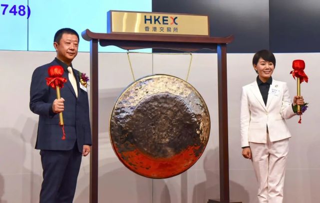 服务员出身,如今接管千亿餐饮帝国!海底捞杨利娟到底有多牛?