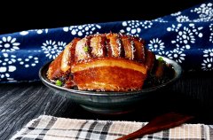 售卖150份扣肉被起诉索赔5万，职业“打假人”昧