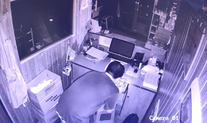 小偷凌晨潜入火锅店,还想先烫个毛肚再盗窃现金