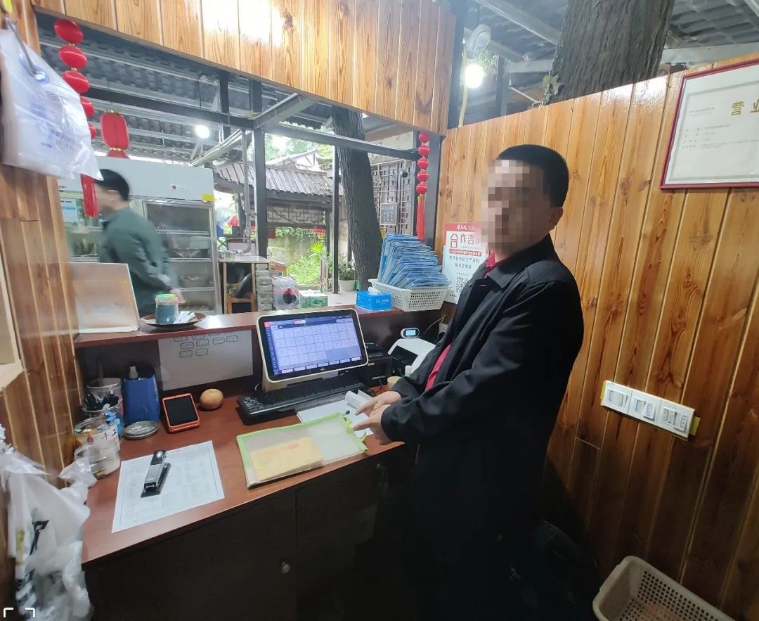 小偷凌晨潜入火锅店,还想先烫个毛肚再盗窃现金