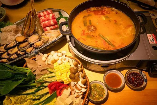 夏天火锅店如何经营:改善店铺环境、更换装修风格等