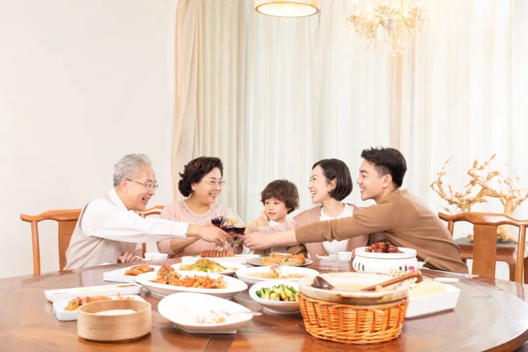 首例扫码点餐侵权案判决；男子称加盟奶茶店诈骗亲友350万