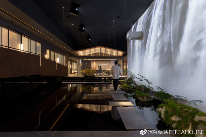 餐饮寒冬，一波三折