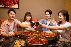 郑州餐饮“夜”态：烧烤、啤酒、小龙虾，满是