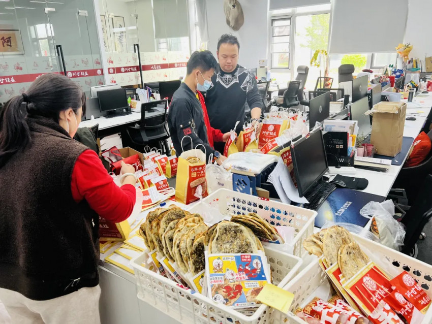 阿甘锅盔：小店大爱，向光前行