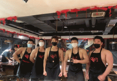 肌肉小哥半裸上菜！猛男火锅到底撩拨了谁？