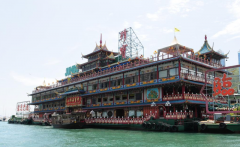 香港珍宝海鲜舫遇风浪沉没，曾为《食神》《无