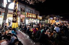 多地官员带头上街吃夜宵促消费，“夜经济”为