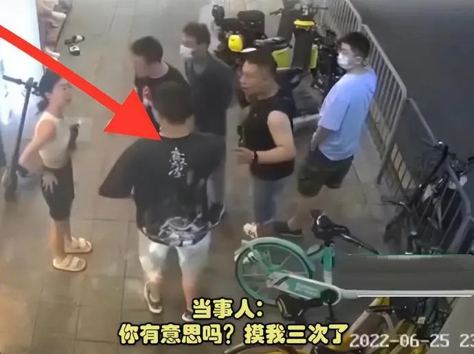 男子餐厅内摸老板娘屁股被怒斥:因为你是“上帝”忍了你两次!