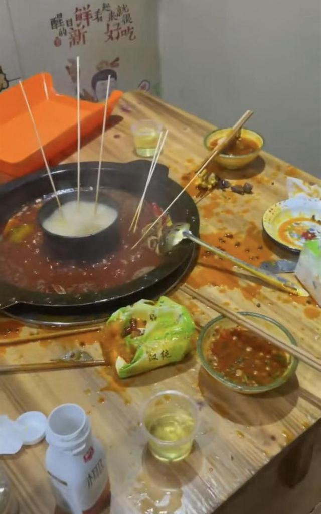 女子掀翻火锅喊叫“让你从汉中消失”，警方回应