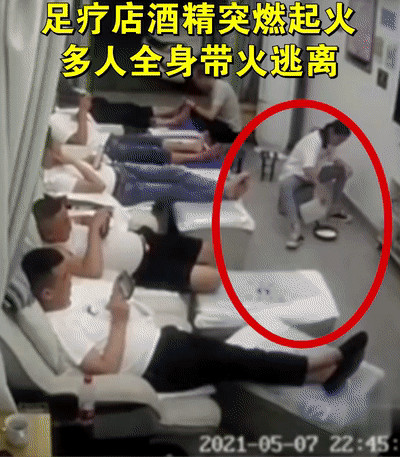 康定一饭店突发火灾,多人跳楼逃生!