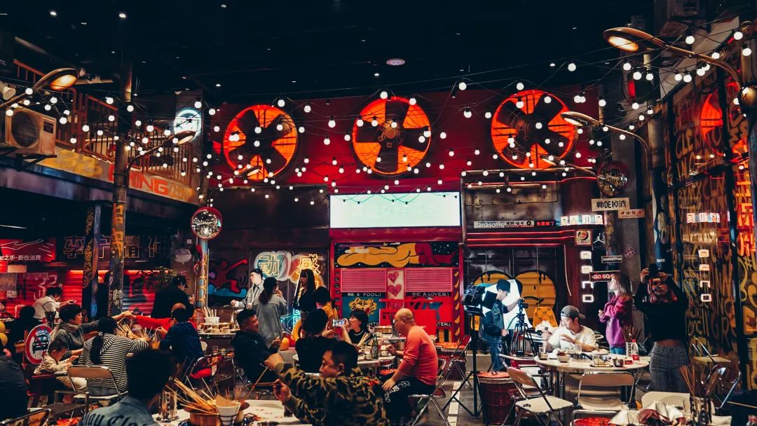 单店鸡脚筋月销4吨、霸占好评榜第一，这家串串火锅火了！