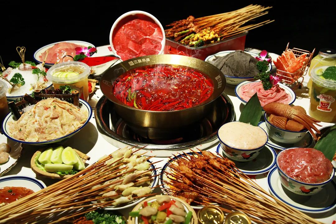 单店鸡脚筋月销4吨、霸占好评榜第一，这家串串火锅火了！