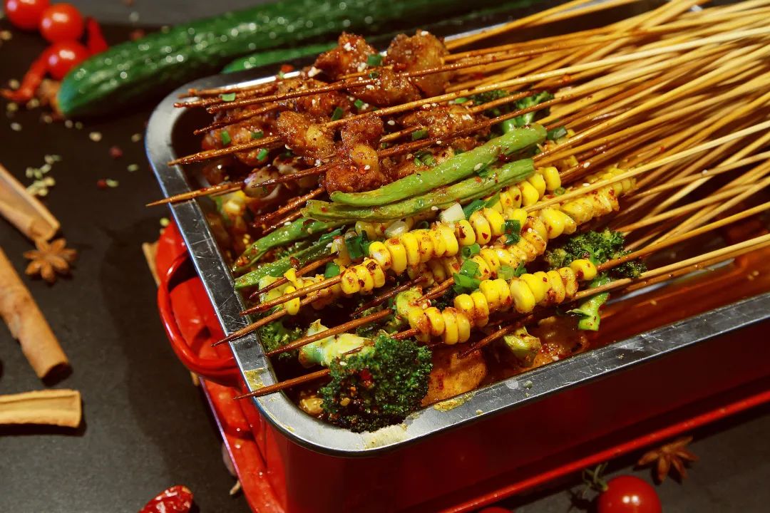 单店鸡脚筋月销4吨、霸占好评榜第一，这家串串火锅火了！