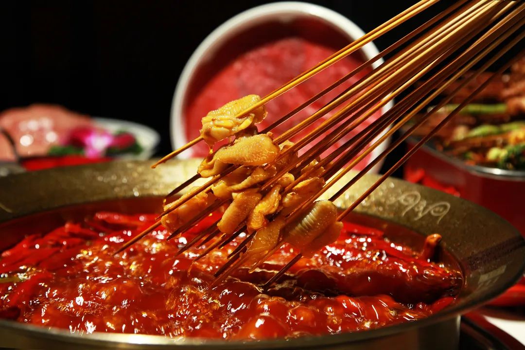 单店鸡脚筋月销4吨、霸占好评榜第一，这家串串火锅火了！