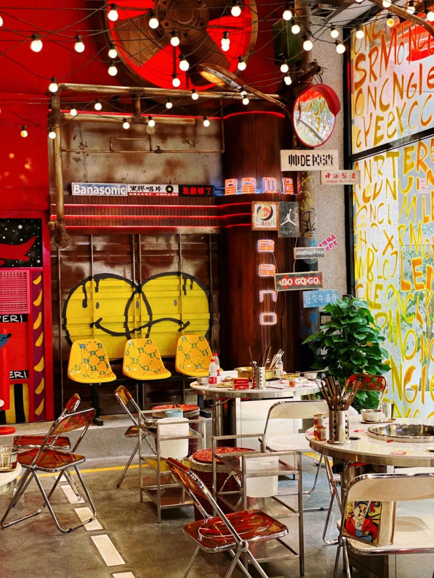 单店鸡脚筋月销4吨、霸占好评榜第一，这家串串火锅火了！